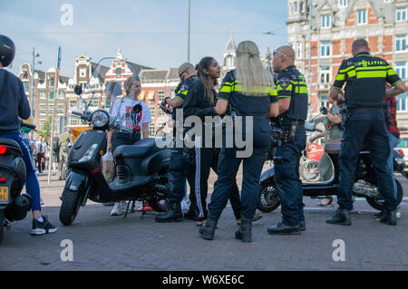 La polizia prende scooter dalla strada a Amsterdam Paesi Bassi 2019 Foto Stock