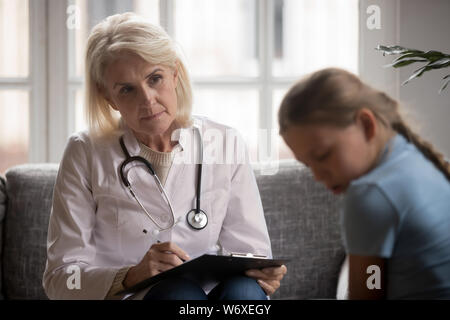 Spaventata chiuso bambino all appuntamento con il medico di medicina generale o psicologo Foto Stock