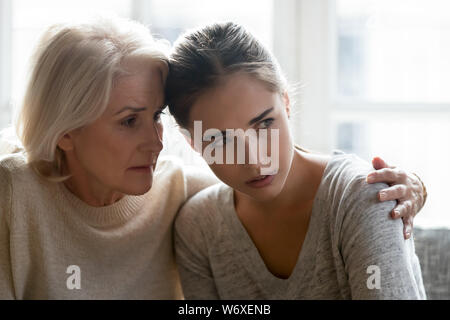 Vecchia madre calming cresciuti figlia close up immagine Foto Stock