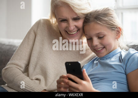 Nonna e nipote al divertimento in Internet utilizzando lo smartphone Foto Stock