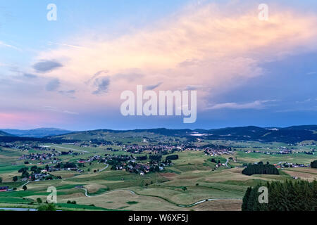 Sera cade sull'Altopiano di Asiago. Provincia di Vicenza, Veneto, Italia, Europa. Foto Stock