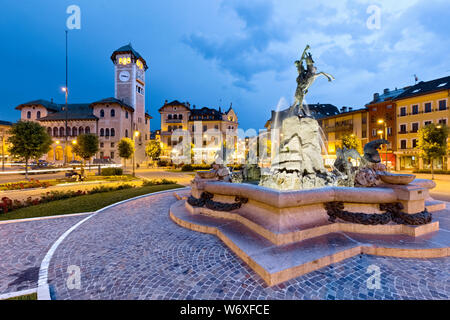 La piazza principale di Asiago con il Fauno fontana e il municipio. Provincia di Vicenza, Veneto, Italia, Europa. Foto Stock