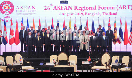 Bangkok, Tailandia. 2 agosto, 2019. Cinese il consigliere di Stato e Ministro degli Esteri Wang Yi (4a L, anteriore) assiste la ventiseiesima Forum regionale ASEAN (ARF) Riunione dei Ministri degli Esteri a Bangkok, Thailandia, 2 agosto 2019. Credito: Rachen Sageamsak/Xinhua/Alamy Live News Foto Stock