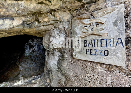 La roccaforte italiana della Grande Guerra sul Monte Lozze. Oggi è parte della zona monumentale del monte Ortigara. Altopiano di Asiago, Italia. Foto Stock