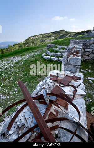 Rovine della caserma italiana della Grande Guerra alla cima della Caldiera. Oggi è parte della zona monumentale del monte Ortigara. Asiago, Italia. Foto Stock