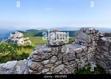 Rovine della caserma italiana della Grande Guerra alla cima della Caldiera. Oggi è parte della zona monumentale del monte Ortigara. Asiago, Italia. Foto Stock