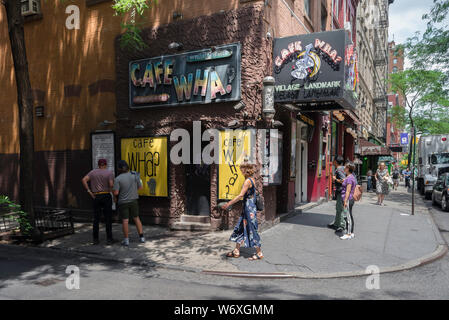 Il Greenwich Village di New York, vista in estate la gente camminare passato Cafe Wha? In MacDougal Street nel centro di Greenwich Village di New York City, Stati Uniti d'America. Foto Stock