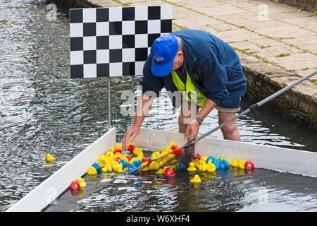 Bournemouth Dorset, Regno Unito. Il 3° agosto 2019. 2000 toy anatre gara al flusso di Bourne in Giardini inferiori di Bournemouth nel corso di oggi e di domani. Organizzato da East Cliff Rotary Club con proventi andando per le associazioni di beneficenza locali l'evento è sicuro di essere quackers! La folla girare fuori a fare il tifo per le anatre nella speranza di loro sarà il vincente. Punto di finitura - rimuovere le anatre pronto per la prossima gara. Credito: Carolyn Jenkins/Alamy Live News Foto Stock