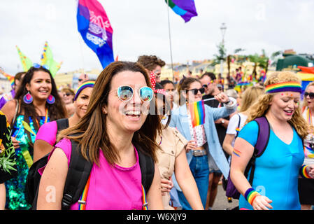 Brighton, East Sussex, Regno Unito. Il 3° agosto 2019. Un gruppo godendo di Brighton Pride Parade sui prati di Hove, Brighton East Sussex, Regno Unito. Il 3° agosto 2019. photo Credit: Julia Claxton/Alamy Live News Foto Stock