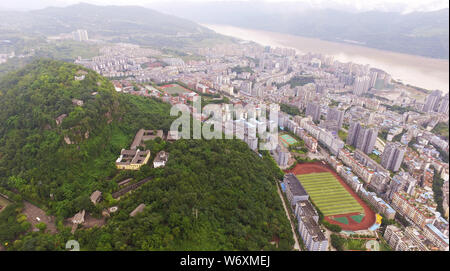 (190803) -- YUNYANG, 3 Agosto, 2019 (Xinhua) -- Foto aeree prese sulla luglio 31, 2019 mostra un'area urbana di Yunyang County, a sud-ovest della Cina di Chongqing comune. Istituito lungo il fiume Yangtze più di 2.300 anni fa, Yunyang contea fu trasferito negli anni novanta ad un pendio di circa trenta chilometri di distanza dal suo sito originale che è stato successivamente immerso come un risultato di aumento dei livelli delle acque in seguito alla costruzione della diga delle Tre Gole La contea della nuova area urbana dopo la delocalizzazione è in via di sviluppo con i suoi tratti vecchie tradizioni e saldamente trattenuto. (Xinhua/Wang Quanchao) Foto Stock