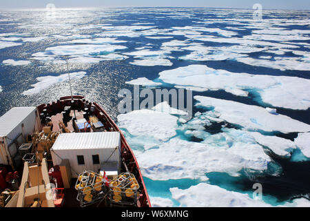 CCGS Amundsen rottura attraverso il ghiaccio in stretto di Davis, Canada Artico Orientale durante una spedizione da ArcticNet e ATLAS gli scienziati dell'UE Foto Stock