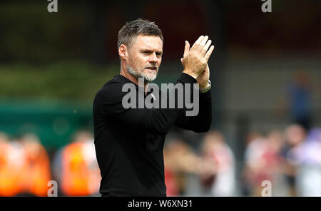 Salford City manager Alexander Graham applaude fan dopo il fischio finale durante la scommessa del Cielo lega due corrispondono al Peninsula Stadium, Salford. Foto Stock