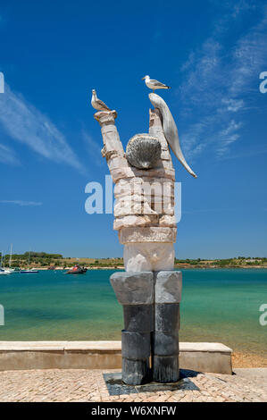 La scultura di un pescatore a Alvor da Joao Cutileiro, Algarve, Portogallo (con i gabbiani appollaiato sulla cima) Foto Stock