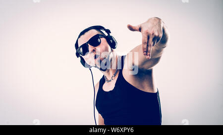 DJ - rapper nelle cuffie prende il rap e break dance danzanti su sfondo  chiaro.La foto ha un spazio vuoto per il testo Foto stock - Alamy