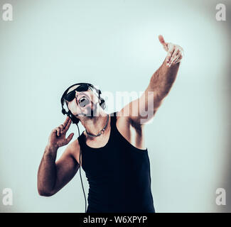 DJ - rapper nelle cuffie prende il rap e break dance danzanti su sfondo  chiaro.La foto ha un spazio vuoto per il testo Foto stock - Alamy