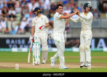 Australia Pat Cummins celebra tenendo il paletto di Inghilterra del Stuart ampia durante il giorno tre delle ceneri Test match a Edgbaston, Birmingham. Foto Stock