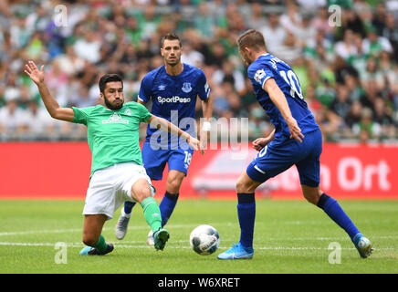 Bremen, Germania. 03 Ago, 2019. Calcio: Test matches: Werder Bremen - FC Everton a wohninvest Weserstadion. Werders Nuri Sahin (l) combatte Evertons Gylfi Sigurdsson (r) e Morgan Schneiderlin per la palla. Credito: Carmen Jaspersen/dpa/Alamy Live News Foto Stock