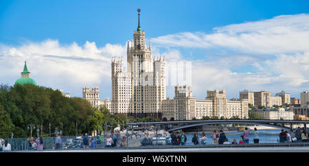 Mosca, Russia - Luglio 06, 2019: Kotelnicheskaya Embankment edificio è uno dei sette grattacieli stalinista, al momento della costruzione era l'alto Foto Stock