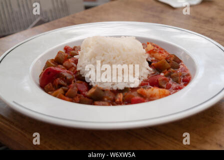 Cucina catture 1: un gumbo creola con stufati di okra, pomodoro e riso al gelsomino fare ammenda per il pranzo nel centro storico di Savannah, Georgia distretto. Foto Stock