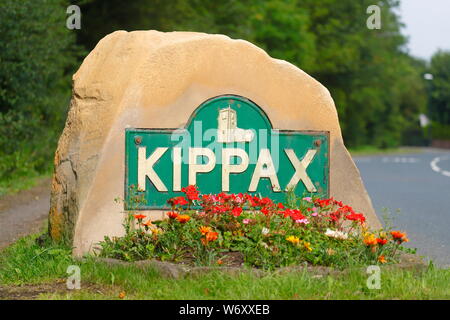 Un segno di pietra a lato strada accoglie i visitatori e i residenti del villaggio di Kippax a Leeds, West Yorkshire Foto Stock