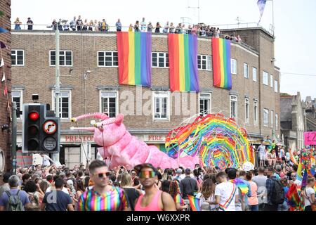 Brighton, Regno Unito, 3 Agosto 2019 - I partecipanti prendono parte alla parata di quest'anno al Brighton orgoglio. Credit James Boardman/Alamy Live News Foto Stock