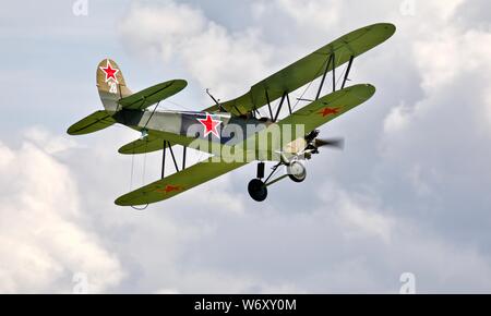 1944 Polikarpov Po2 biplano sovietica, soprannominato Kukuruznik airborne a Shuttleworth Airshow militare il 7 Luglio 2019 Foto Stock