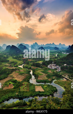 Paesaggio di montagne carsiche e il fiume Li al tramonto, Guilin, Cina Foto Stock