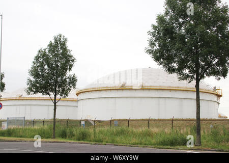 Serbatoi presso il terminale di Vopak in Westport Harbour nel porto di Amsterdam nei Paesi Bassi Foto Stock