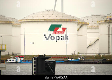 Serbatoi presso il terminale di Vopak in Westport Harbour nel porto di Amsterdam nei Paesi Bassi Foto Stock