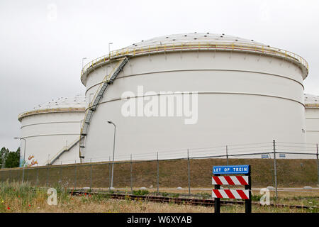 Serbatoi presso il terminale di Vopak in Westport Harbour nel porto di Amsterdam nei Paesi Bassi Foto Stock