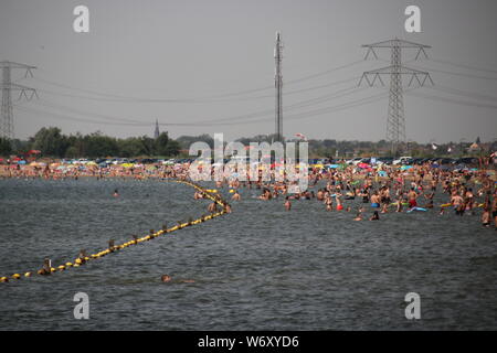 Molte persone godono di acqua fredda sulla spiaggia Nesselande al Zevenhuizerplas durante le calde giornate estive di Rotterdam Foto Stock