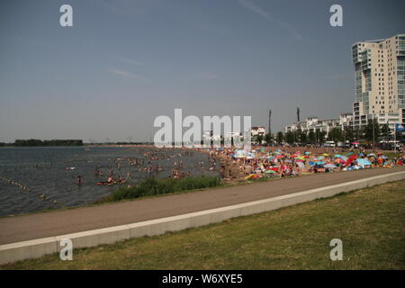 Molte persone godono di acqua fredda sulla spiaggia Nesselande al Zevenhuizerplas durante le calde giornate estive di Rotterdam Foto Stock