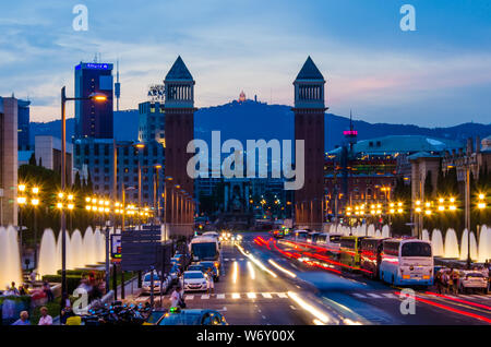 Vista notturna di Torri Veneziane sulla Plaza de Espana a Barcellona. Giugno 2014, Barcelona, Spagna. Foto Stock