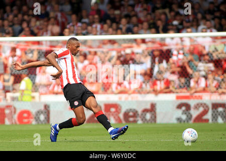 Londra, Regno Unito. 03 Ago, 2019. Ethan Pinnock di Brentford in azione. EFL Skybet partita in campionato, Brentford v Birmingham City al Griffin Park Stadium di Londra il Sabato 3 agosto 2019. Questa immagine può essere utilizzata solo per scopi editoriali. Solo uso editoriale, è richiesta una licenza per uso commerciale. Nessun uso in scommesse, giochi o un singolo giocatore/club/league pubblicazioni. pic da Steffan Bowen/Andrew Orchard fotografia sportiva/Alamy Live news Credito: Andrew Orchard fotografia sportiva/Alamy Live News Foto Stock