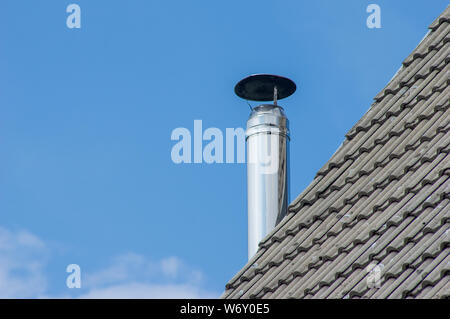 Acciaio inox lucido camino in acciaio su una casa residenziale in Germania Europa Foto Stock