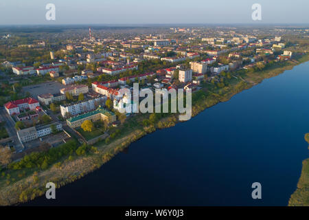 Panorama di Polotsk moderna su una soleggiata giornata Aprile (fotografia aerea). Bielorussia Foto Stock