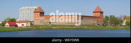 LIDA, Bielorussia - Aprile 29, 2019: Panorama di Lida Castello su una soleggiata giornata di aprile Foto Stock