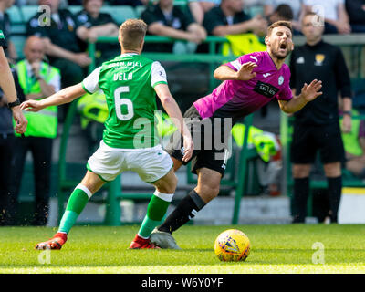 Il 3° agosto 2019, Easter Road Stadium, Leith, Edimburgo, Scozia; Scottish Premiership Hibernian Football Club versus St Mirren; Josh Vela di Hibernian falli Martin Boyle di Hibernian Foto Stock