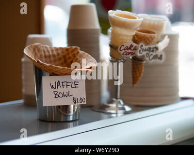 Waffle ciotola per un dollaro e coni sul display al gelato dessert store Foto Stock