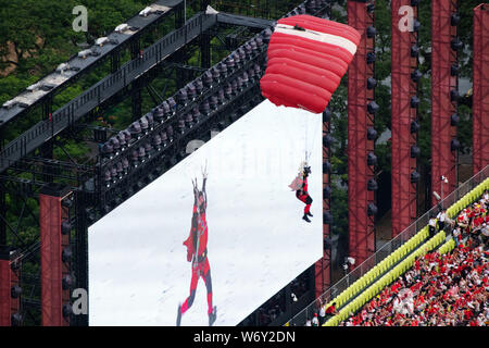 Singapore. Il 3° agosto 2019. Un parachutist del Singapore Forze Armate" Red Lions cade dal cielo durante la giornata nazionale prove parata tenutasi a Singapore il 3 agosto, 2019. Singapore celebrerà la sua indipendenza il 9 agosto. Credito: Quindi Chih Wey/Xinhua/Alamy Live News Foto Stock