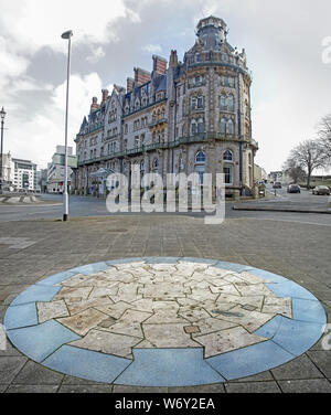 Il Duca di Cornovaglia Hotel e un omaggio a Seaton's Tower a Millay strada in Plymouth Foto Stock