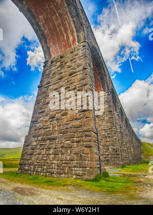 Primo piano di un grande vecchio stile vittoriano viadotto ferroviario attraverso la valle rurale in uno scenario paesaggistico Foto Stock