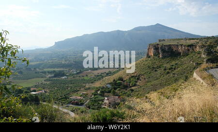 Scopello, comune di Castellammare del Golfo, in provincia di Trapani, in Sicilia. Le valli a Scopello sono bellissime con viste meravigliose. Foto Stock