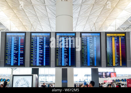 Lantau, Hong Kong - 5 Agosto 2018 : aerei partenza pannello informazioni all'Aeroporto Internazionale di Hong Kong Foto Stock