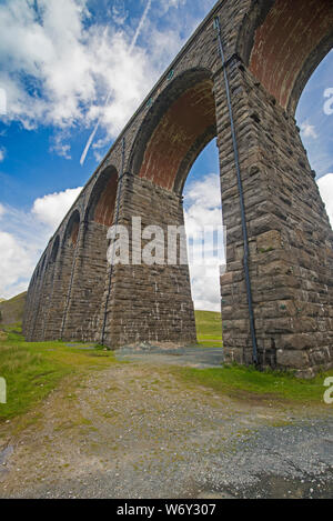 Primo piano di un grande vecchio stile vittoriano viadotto ferroviario attraverso la valle rurale in uno scenario paesaggistico Foto Stock