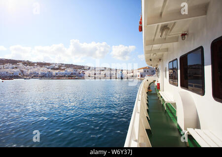 Vista dal traghetto greco con una vista della città di Mykonos. Foto Stock