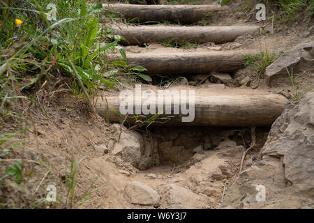 Nascosta al di sotto del foro di legno dell'uomo scalinata fatta in natura-sentiero escursionistico Foto Stock