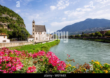 Trento (Italia) - Sant'Apollinare chiesa romanica a Trento, lungo il fiume Adige, Italia settentrionale Foto Stock