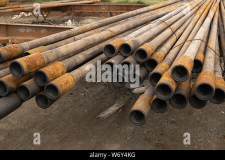 Tubo di perforazione. Rusty tubazioni di perforazione sono stati trapanati nel tratto di pozzo. La deposizione del tubo sul ponte. Vista del guscio di tubazioni di perforazione e tubi di cui al Foto Stock