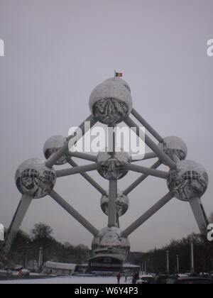 Bellissimo colpo di Atomium su un giorno nevoso a Bruxelles. Marzo 22, 2013. Bruxelles, Belgio. Vacanza natura street photography. Foto Stock